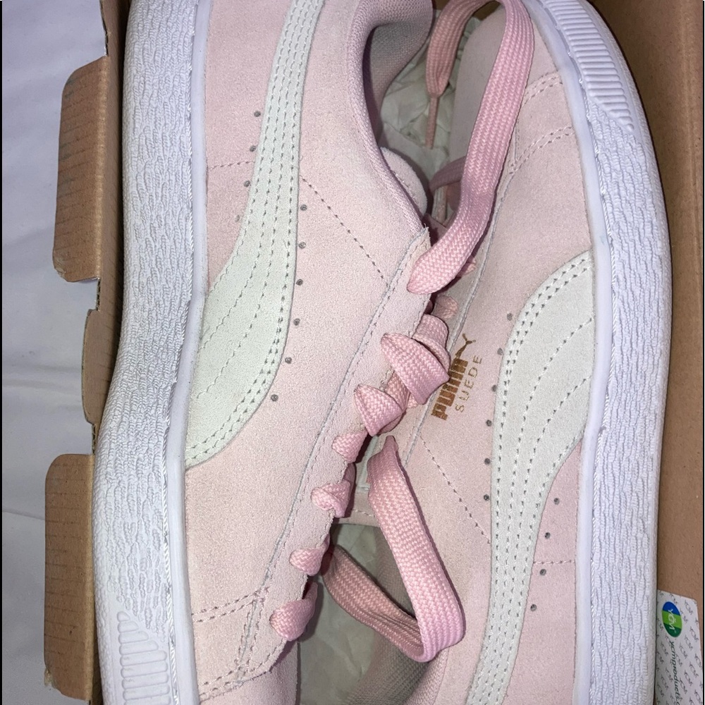 Suede pumas